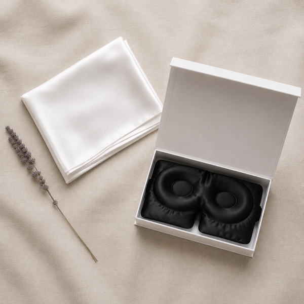 Coffret : taie blanche pliée et masque noir dans sa boîte aimantée