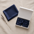 Coffret : taie bleu marine pliée et masque bleu marine dans sa boîte aimantée