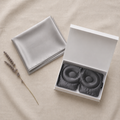 Coffret : taie grise pliée et masque gris encre dans sa boîte aimantée