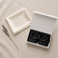 Coffret : taie ivoire pliée et masque noir dans sa boîte aimantée