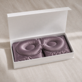 Masque de sommeil en soie gris violet dans sa boîte aimantée