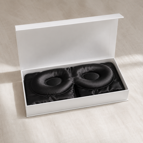 Masque de sommeil en soie noir dans sa boîte aimantée