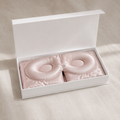 Masque de sommeil en soie rose poudré dans sa boîte aimantée