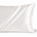 Taie en soie blanche, plis en gros plan